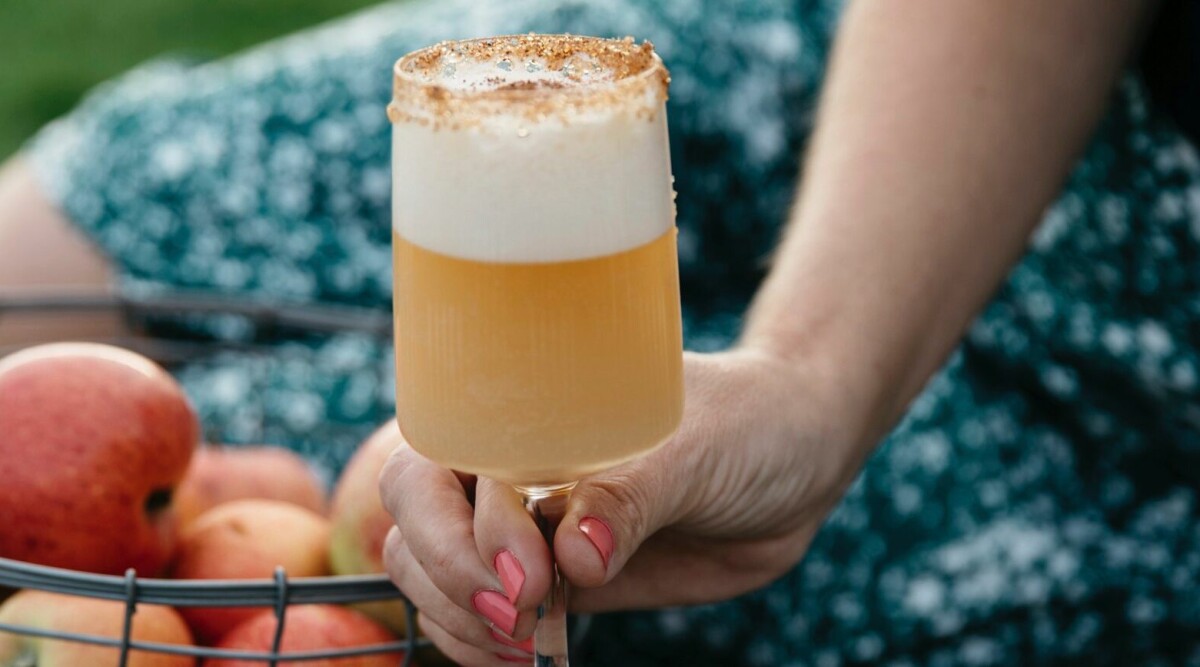 Fluffig äppelkaka på glas – drink och dessert i ett