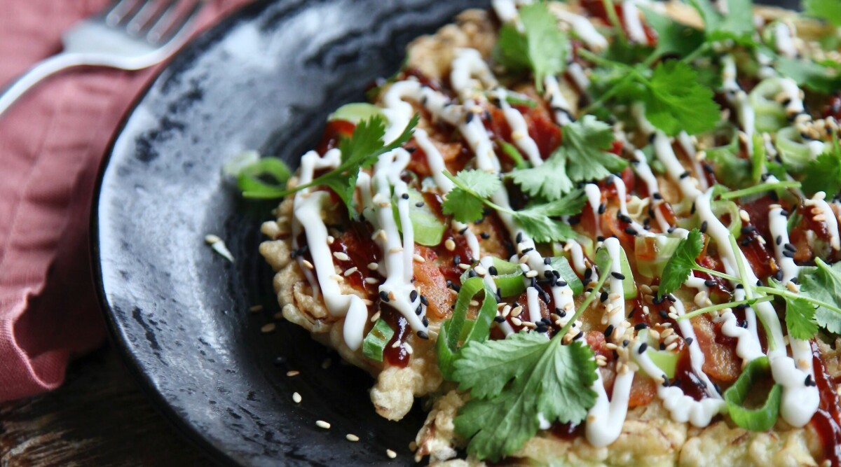 Okonomiyaki – så gör du den japanska kålpannkakan