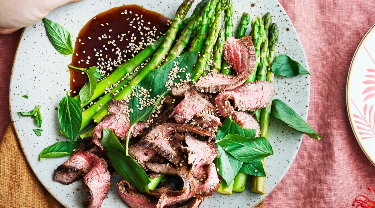 Grillad teriyakibiff med sparris och sesam