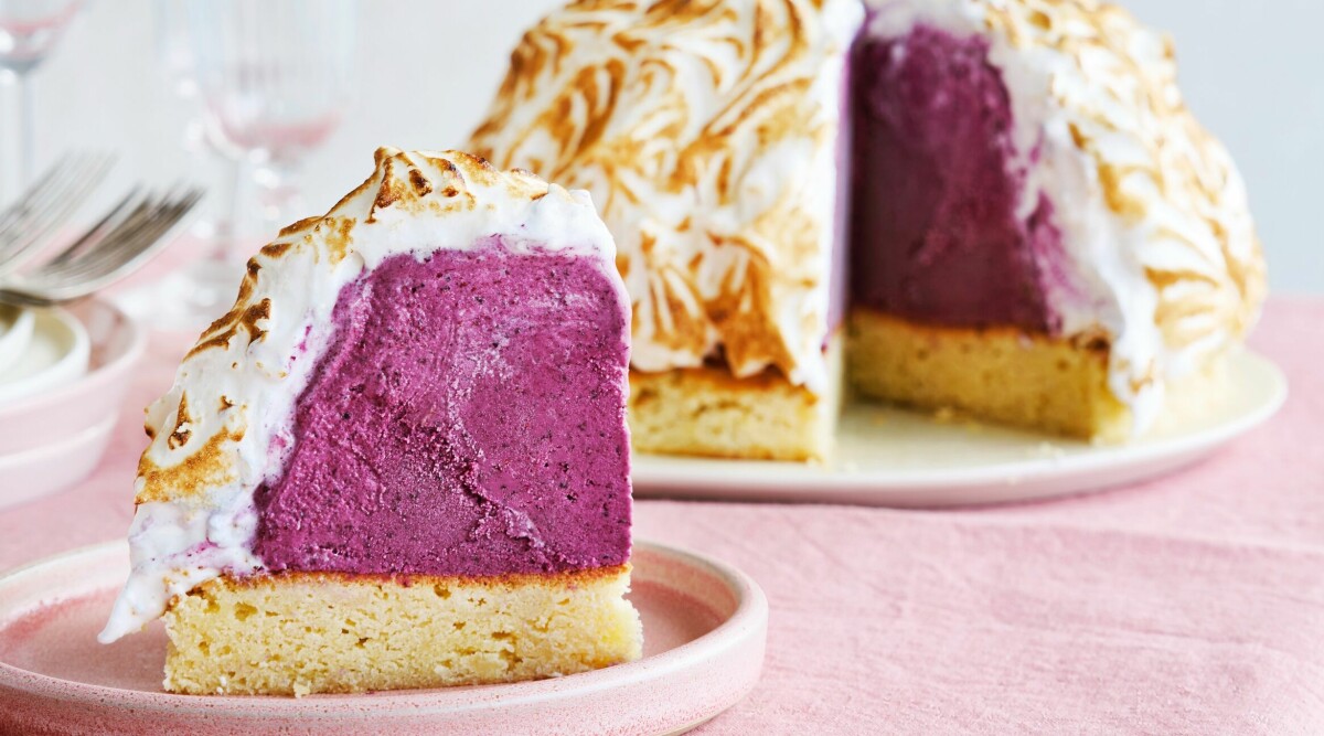 Baked alaska på blondiebotten med blåbärs- och limeglass