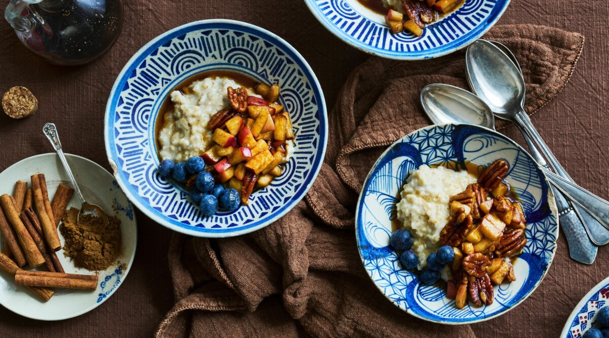 Havregrynsgröt med smörstekta äpplen och nötter