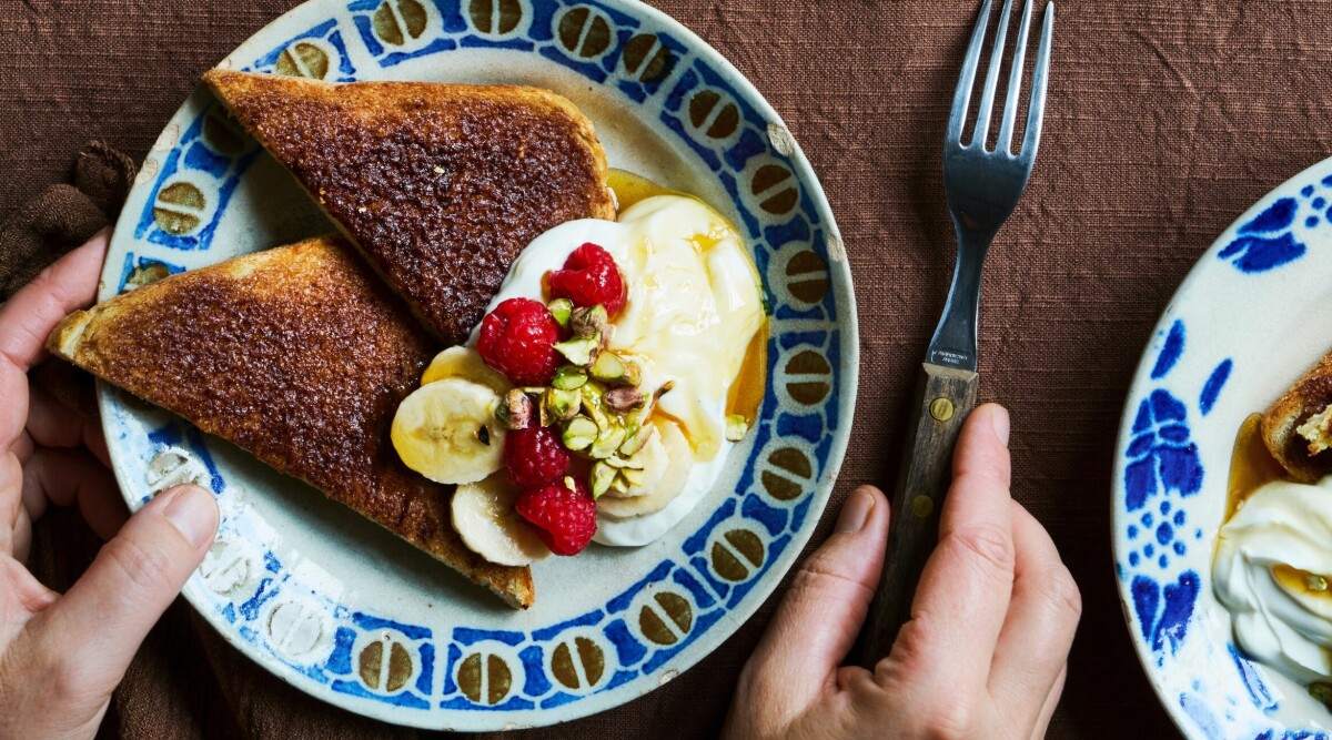 Frasig toast med hallon, banan och pistasch