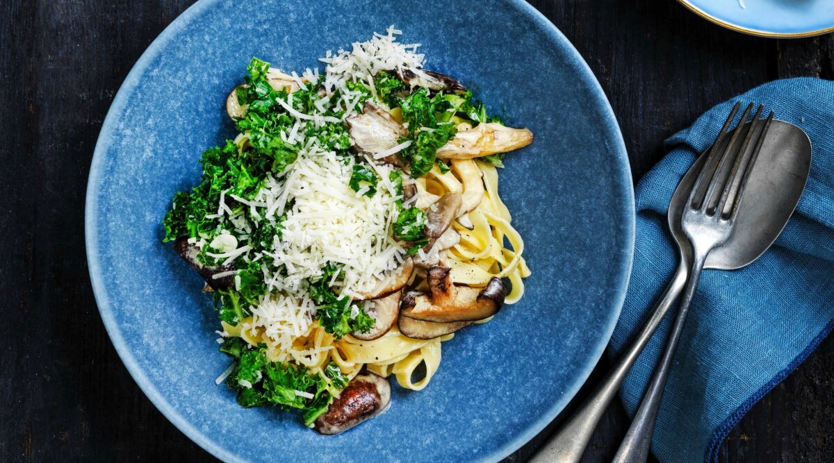 Pasta med svampkräm, grönkål och parmesan