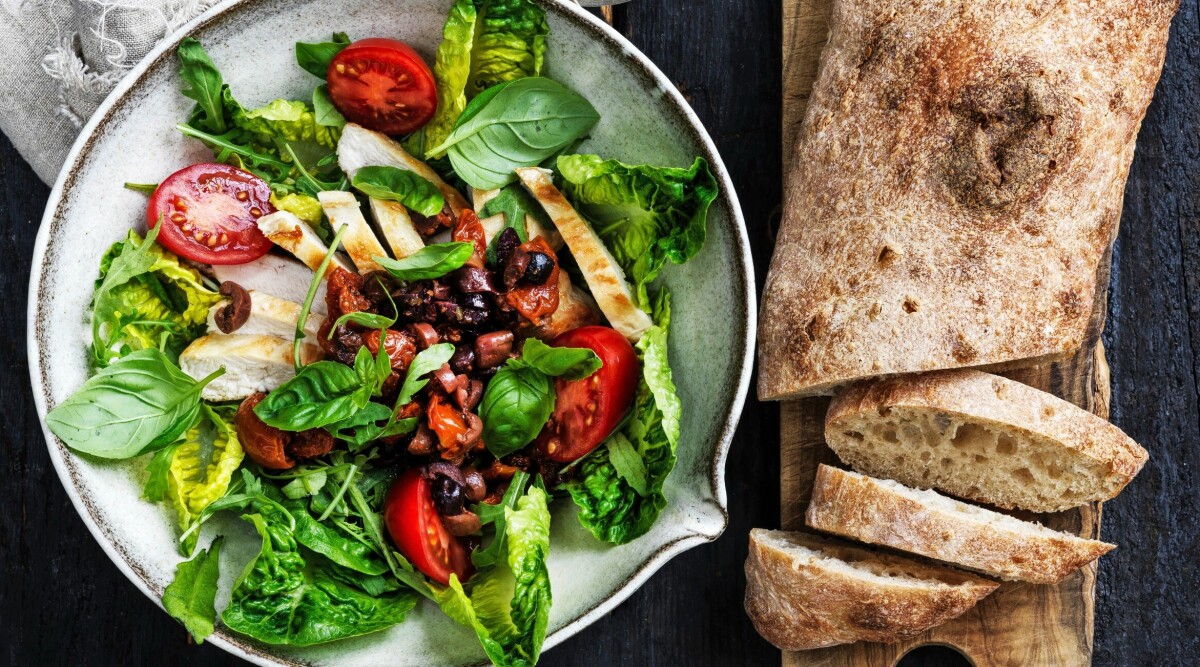 Kycklingsallad med olivsalsa och senapsvinägrett