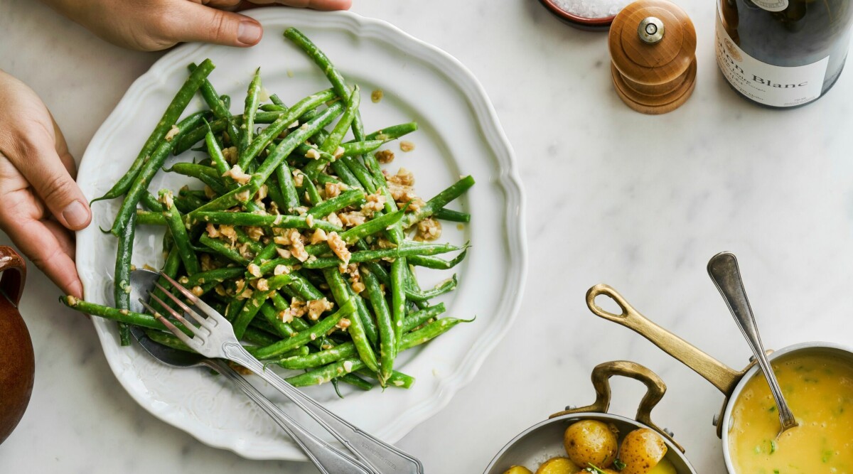 Blancherade bönor med valnötter och dragon