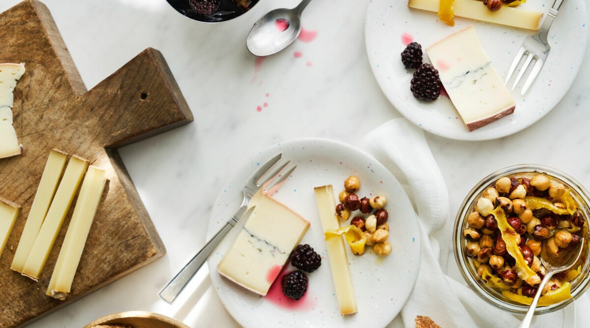 Ost med inlagda björnbär och hasselnötter