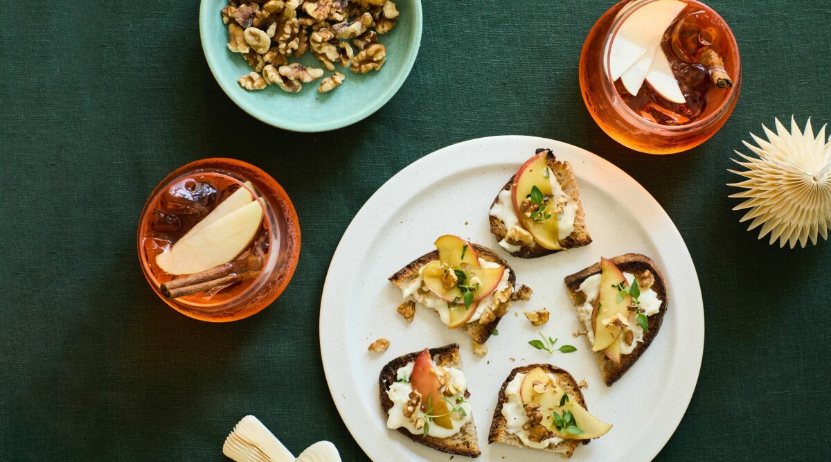 Äppelspritz och crostini med blåmögelost och nötter