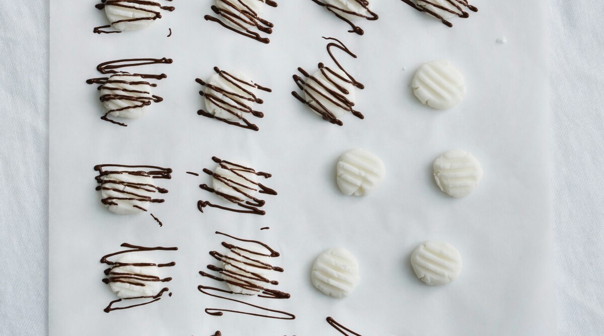 Mintkyssar med mörk choklad