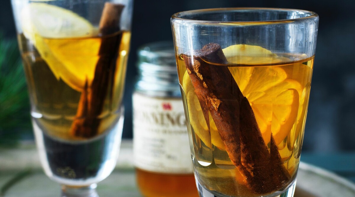 Varm romdrink med citron och honung