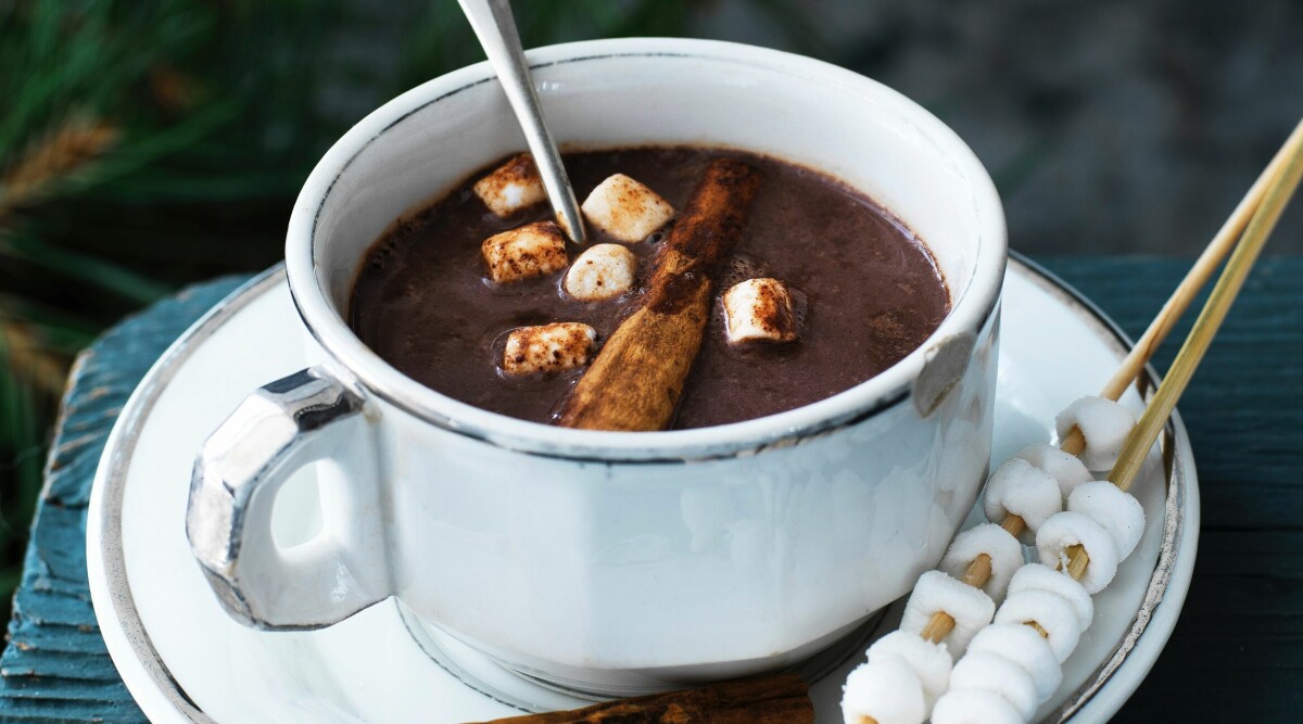 Varm choklad med kanel och marshmallows