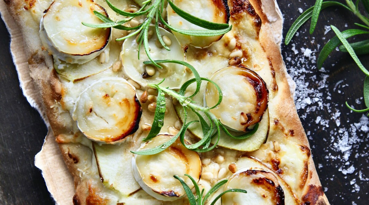 Pinsa med päron, chèvre och honung