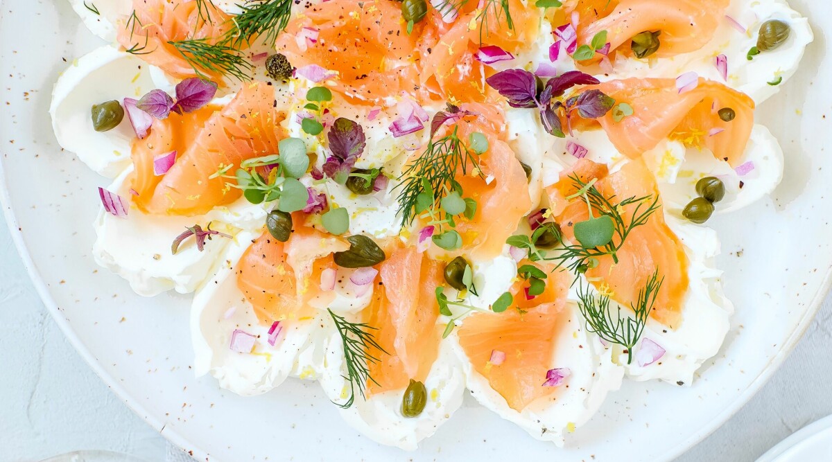 Färskostdipp med rökt lax, citron och rödlök