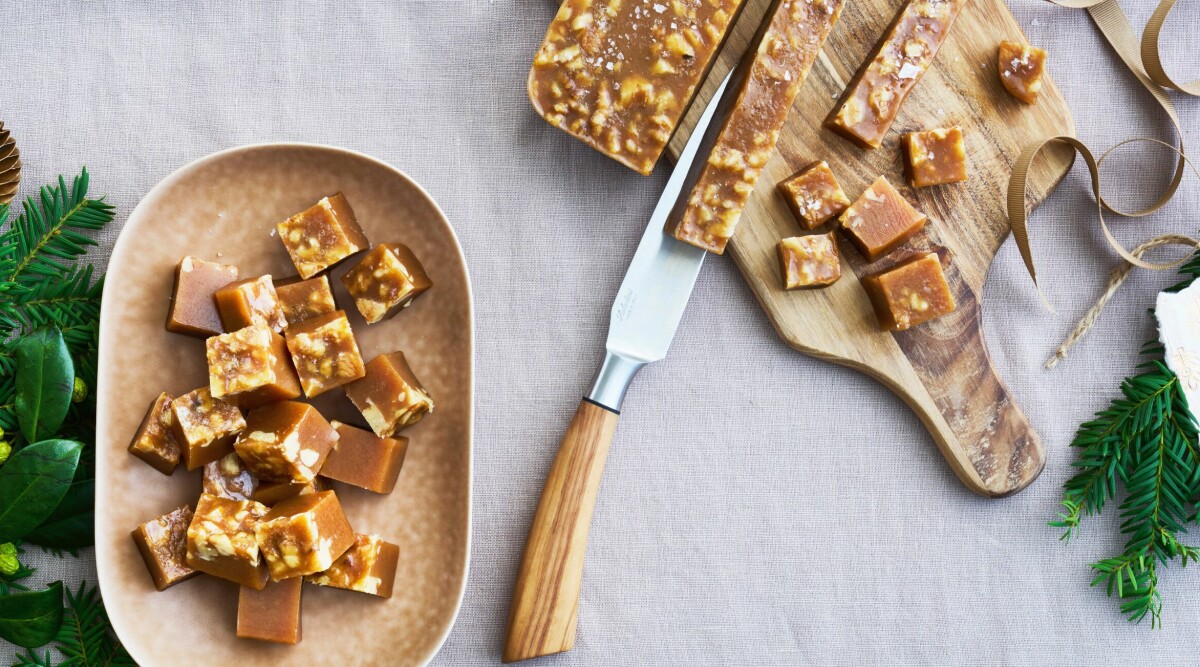 Gräddkola med valnötter och flingsalt