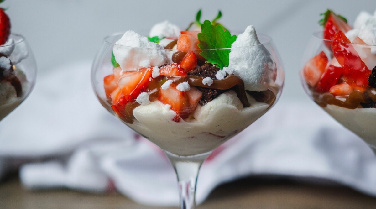 Eton mess med jordgubbar, salt kolasås och kladdkaka
