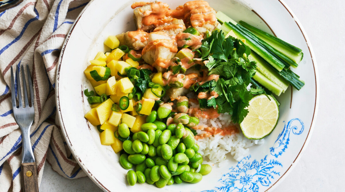 Bowl med panerad torsk och mango