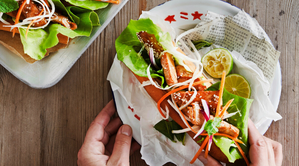 Banh mi med marinerad fläskkarré och picklade grönsaker