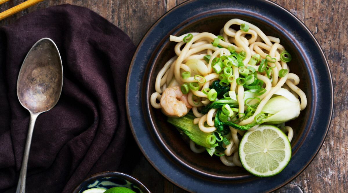 Udonnudlar med räkor och pak choi