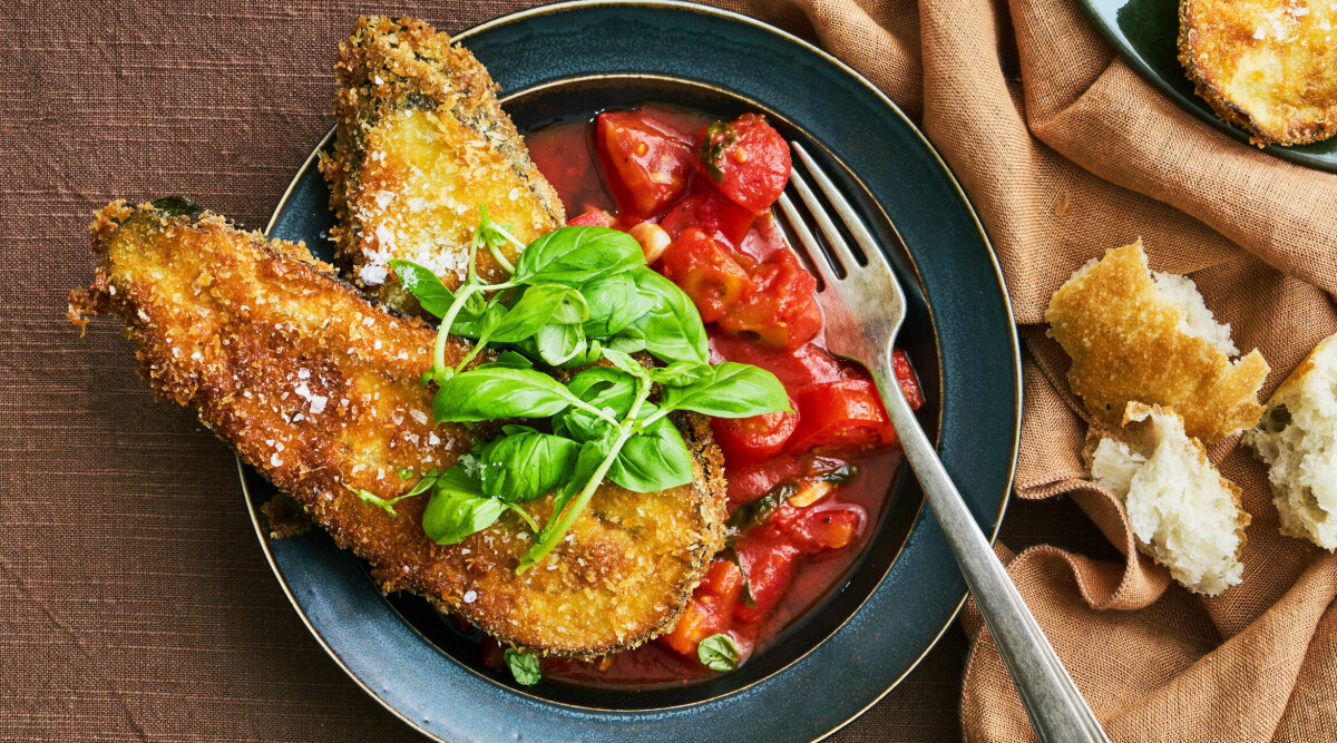 Aubergine-schnitzel med frisk tomatsalsa och sallad