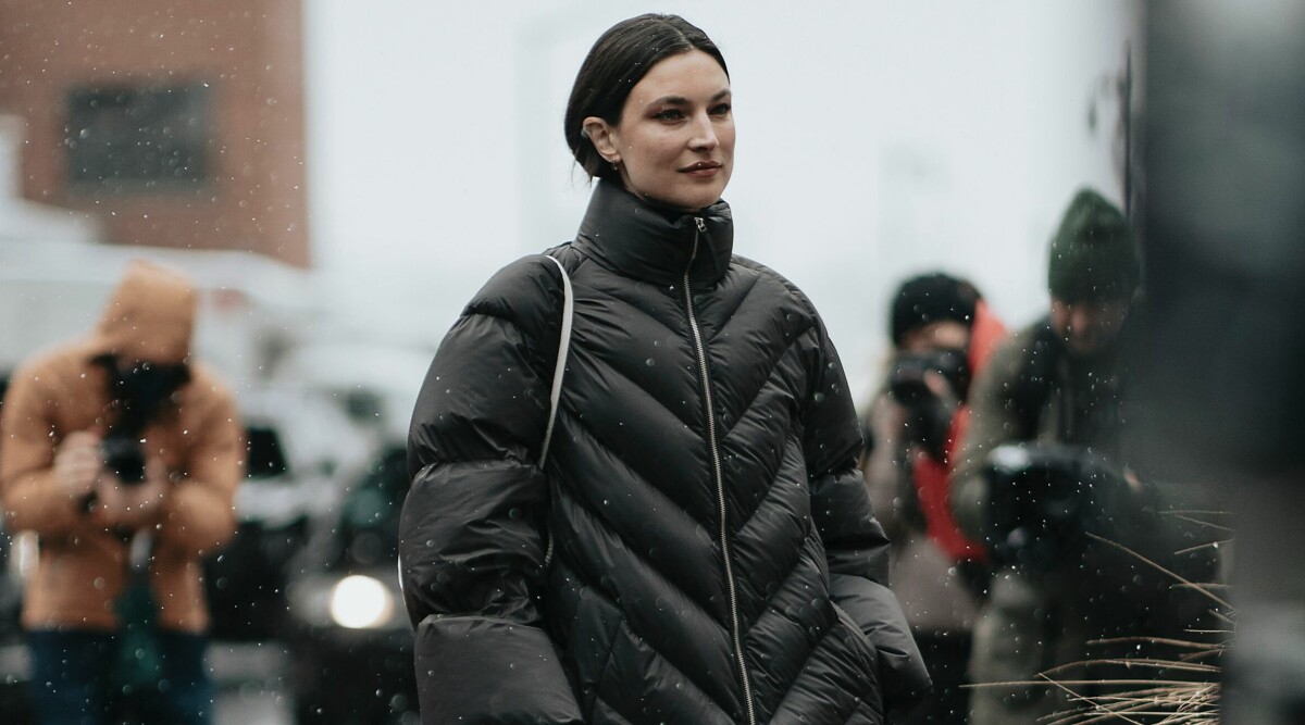 ELLEs shoppingredaktör har hittat den perfekta långa vinterjackan