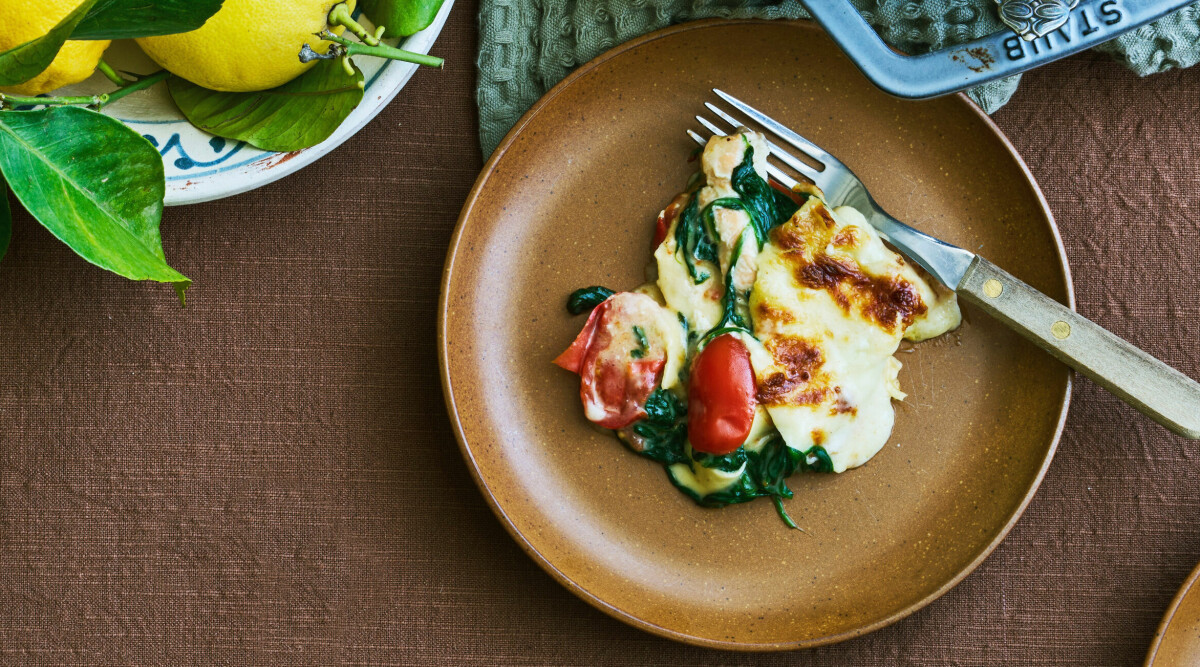 Laxlasagne med spenat och körsbärstomater