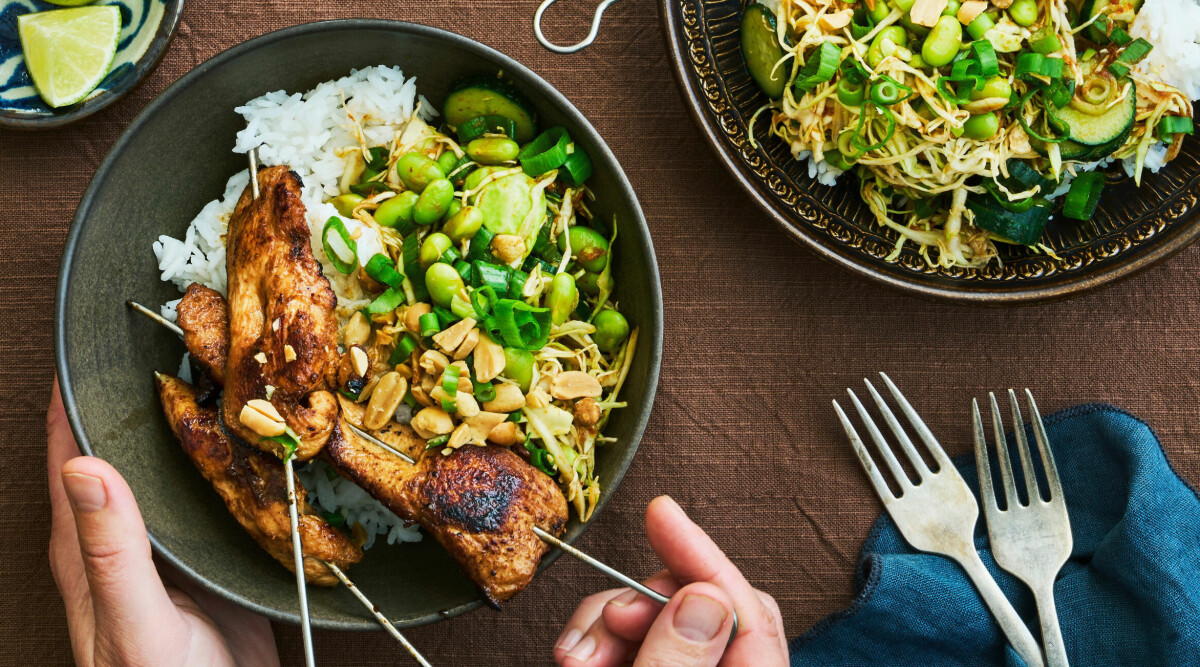 Kycklingspett med ris och het kålsallad