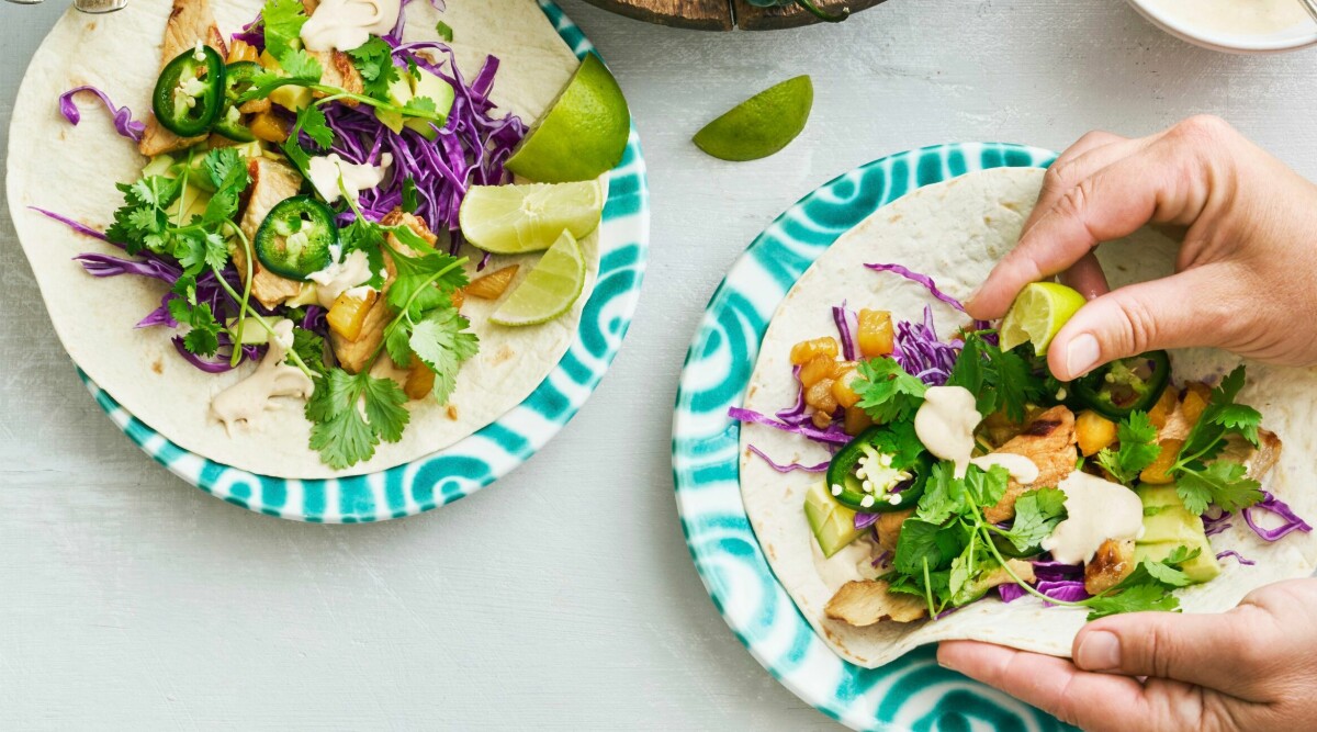 Tortillas med grillad fläskkotlett och limestekt ananas