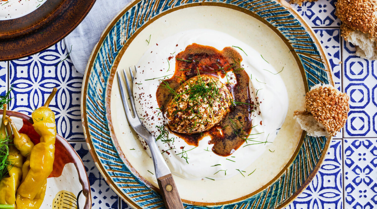 Pocherade ägg med vitlöksyoghurt och chilis­mör
