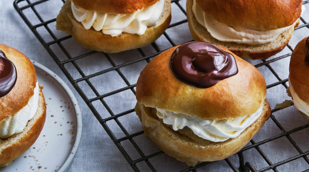 Semlor med mandelfyllning och choklad
