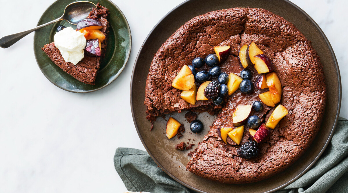 Saftig chokladkaka med bär – på endast 5 ingredienser