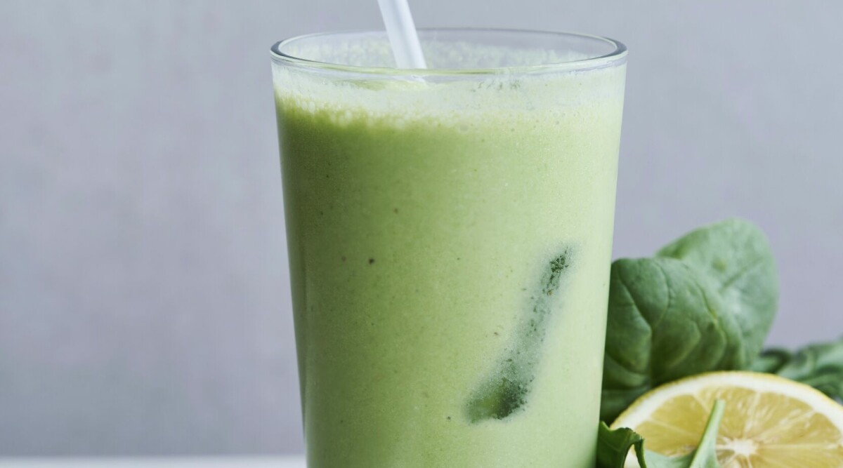 Grön smoothie med spenat, kokos och ingefära