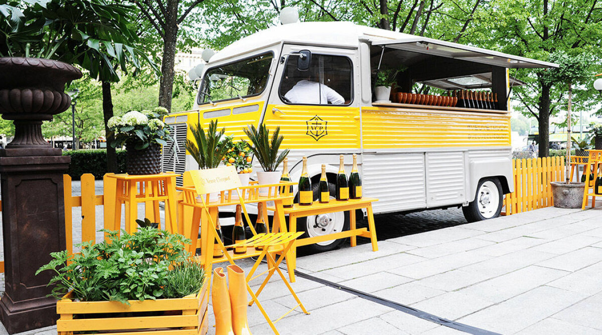 Hit kommer champagnetrucken från Vevuve Clicquot