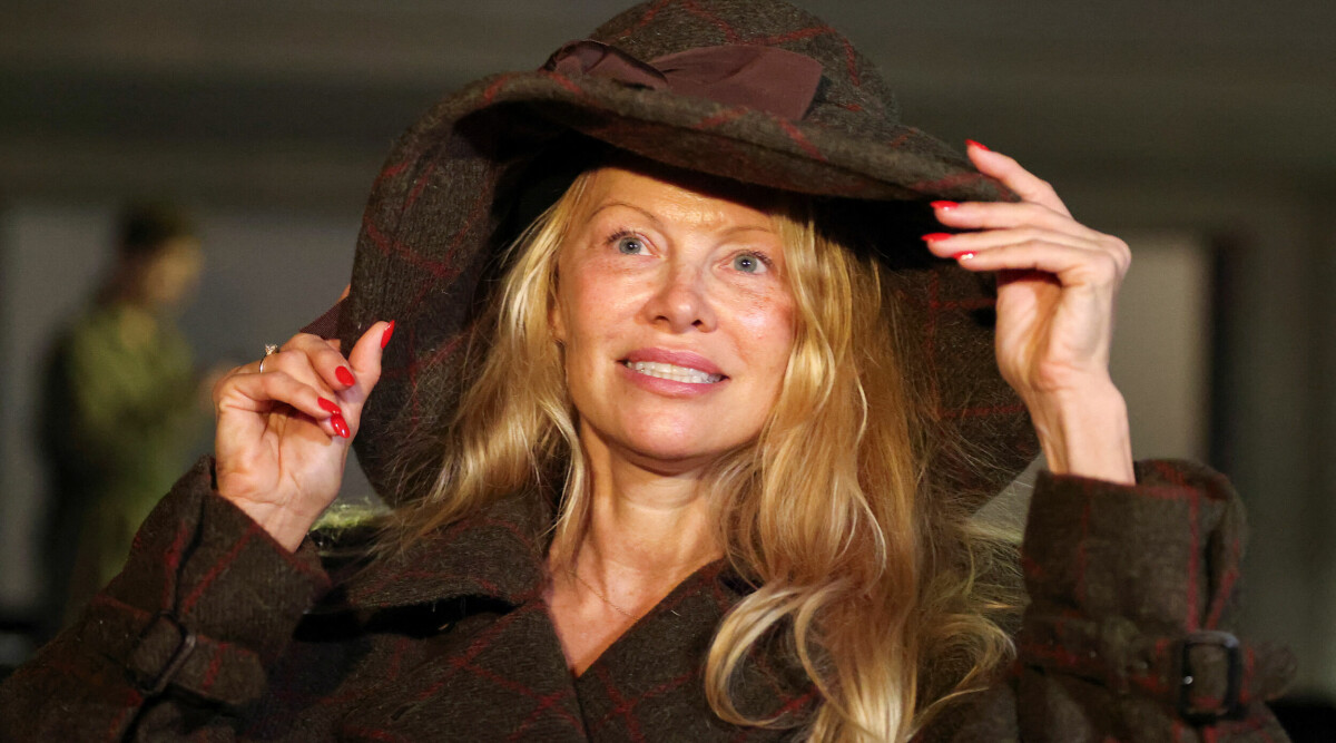 Pamela Anderson utan makeup under Paris fashion week är ett power statement