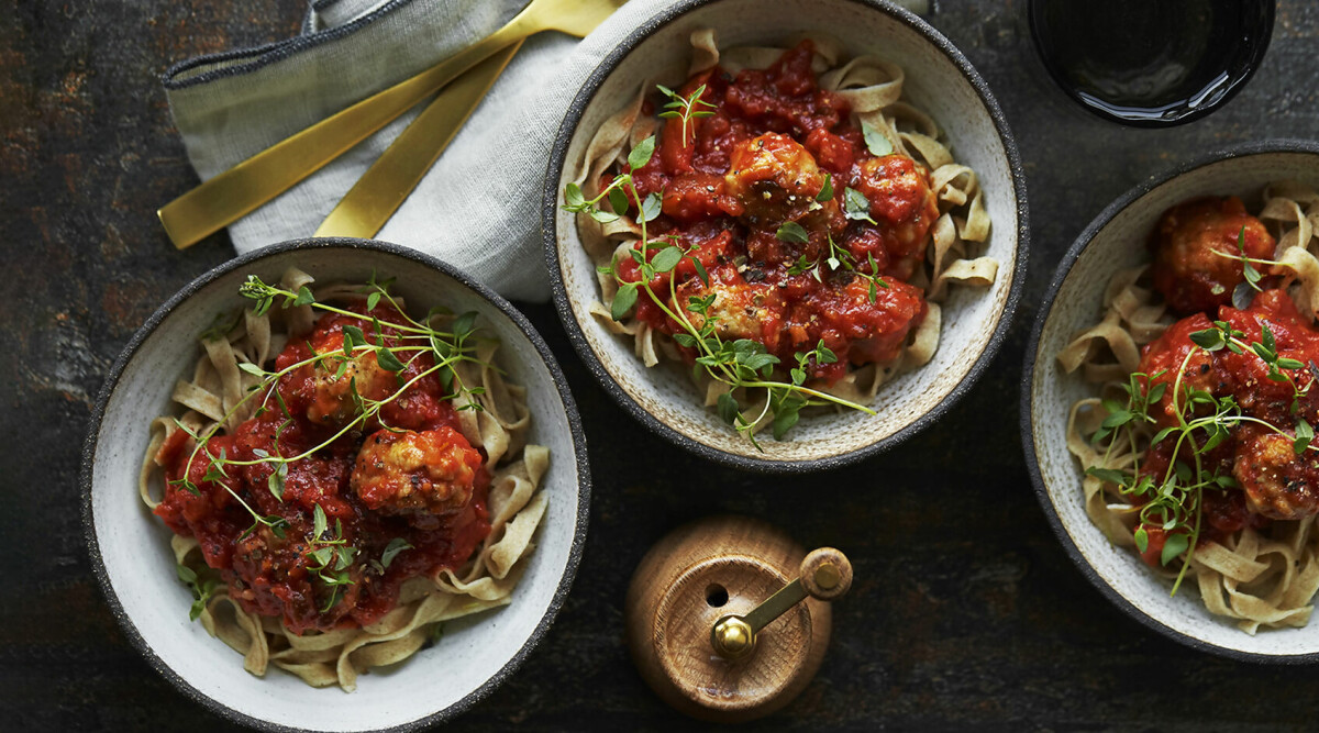 Pasta med snabba köttbullar i tomatsås