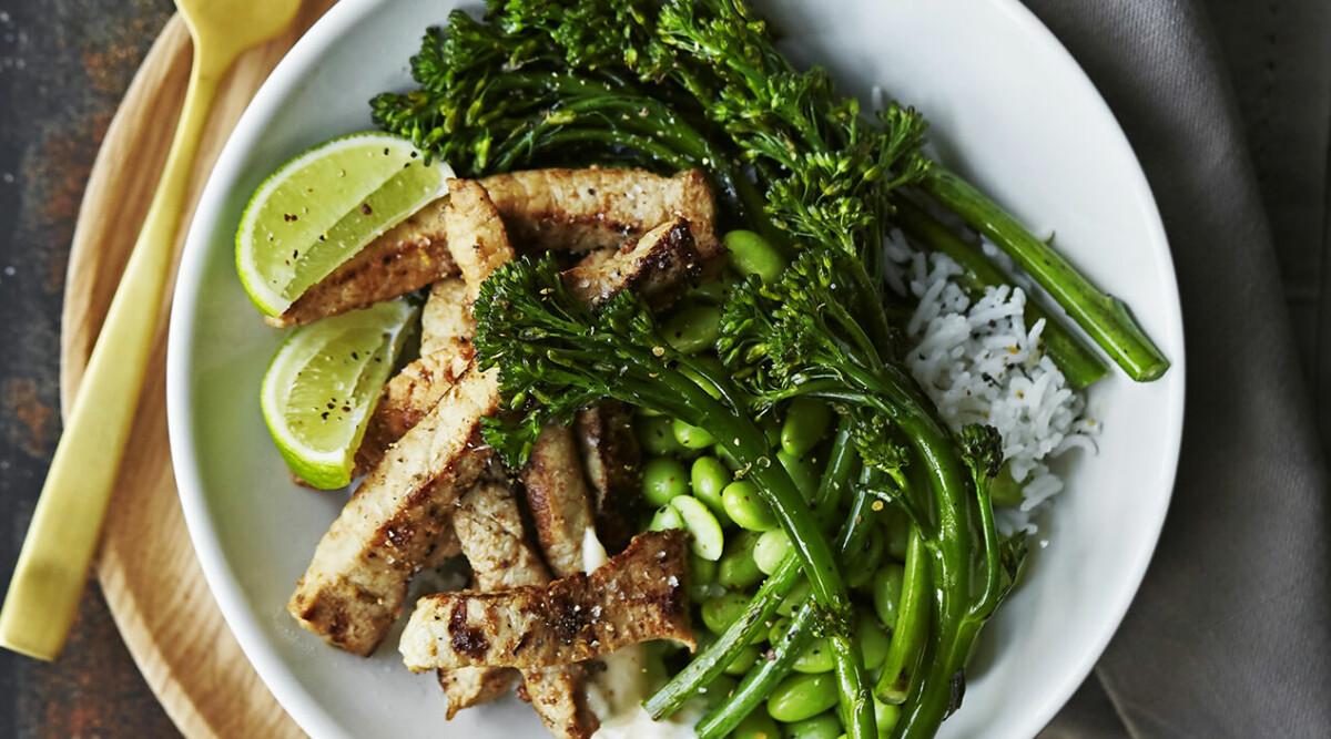 Bowl med het fläskkotlett och sparrisbroccoli