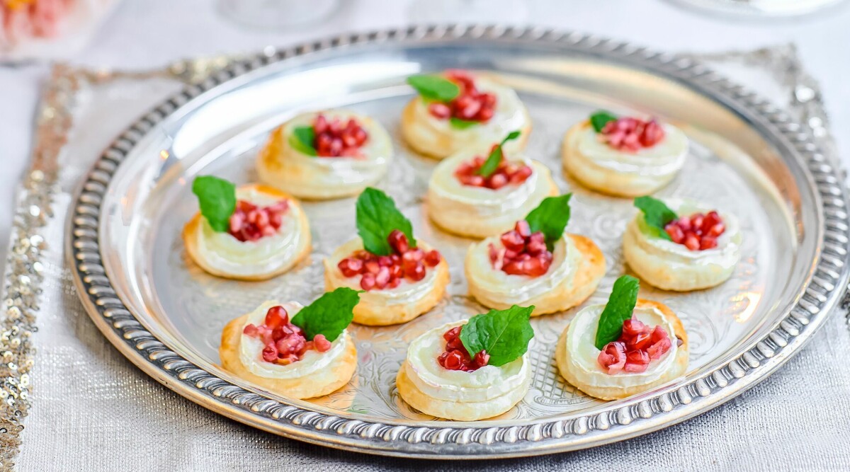 Crostinis med getost och granatäppelkärnor