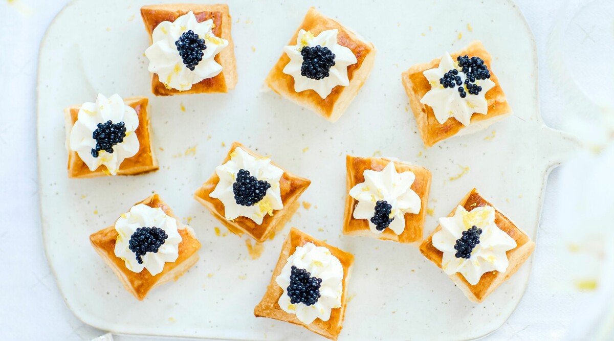 Smördegsrutor med färskostkräm, rom och citron