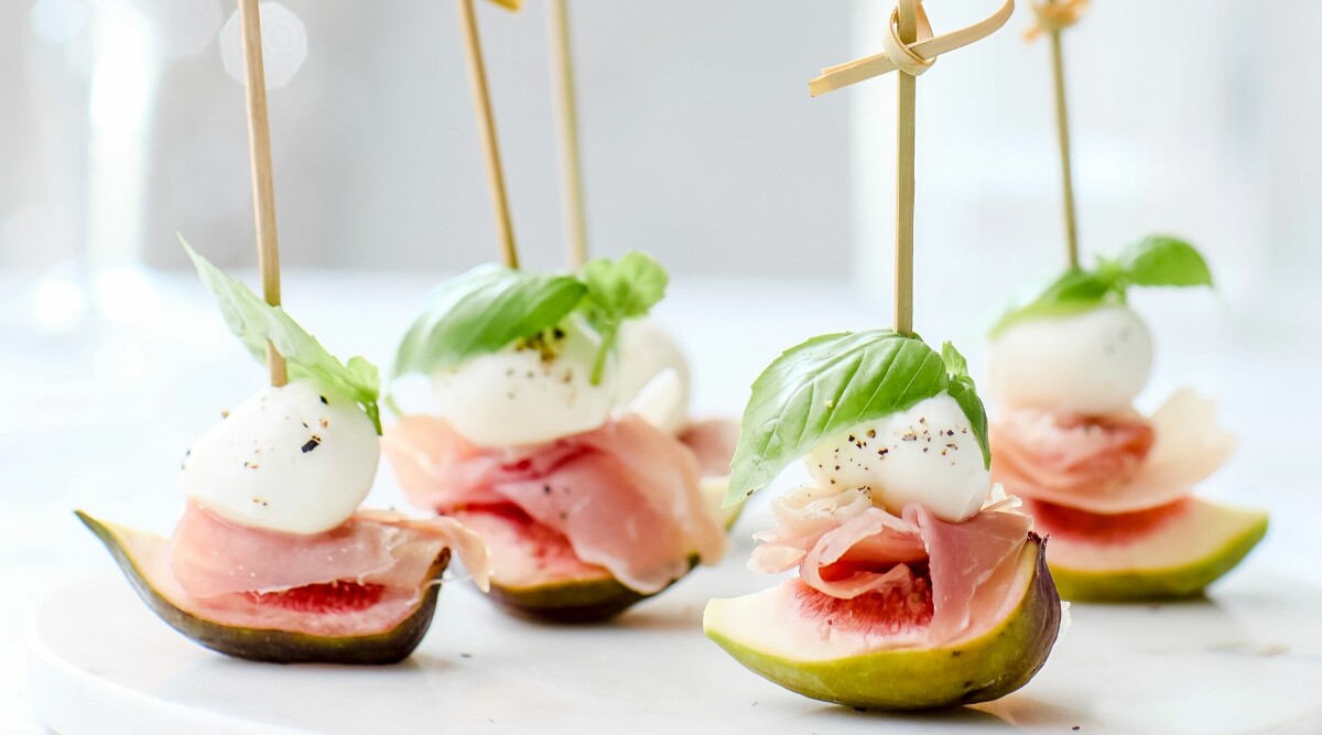 Fikon- och parmaspett med mozzarella och basilika