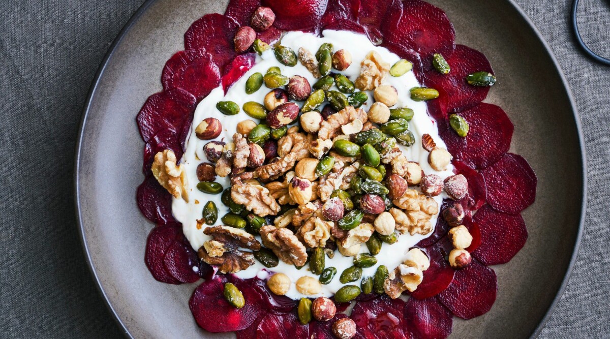 Rödbetscarpaccio med getostkräm och rostade nötter
