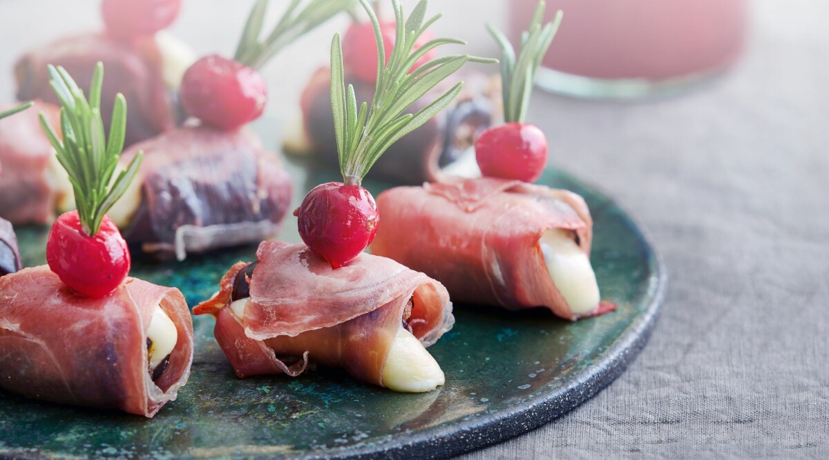 Dadlar med taleggio, parmaskinka och tranbärssylt