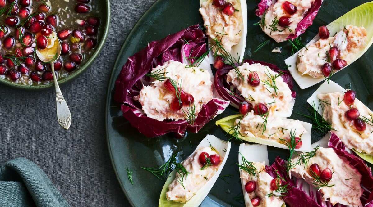 Krämig lax i salladsblad med granatäpple