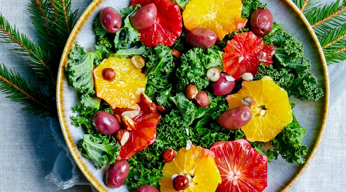 Apelsinsallad med grönkål och oliver