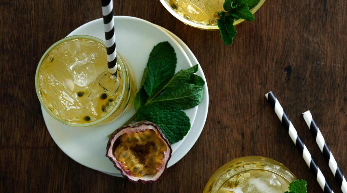 Champagnedrink med passionsfrukt