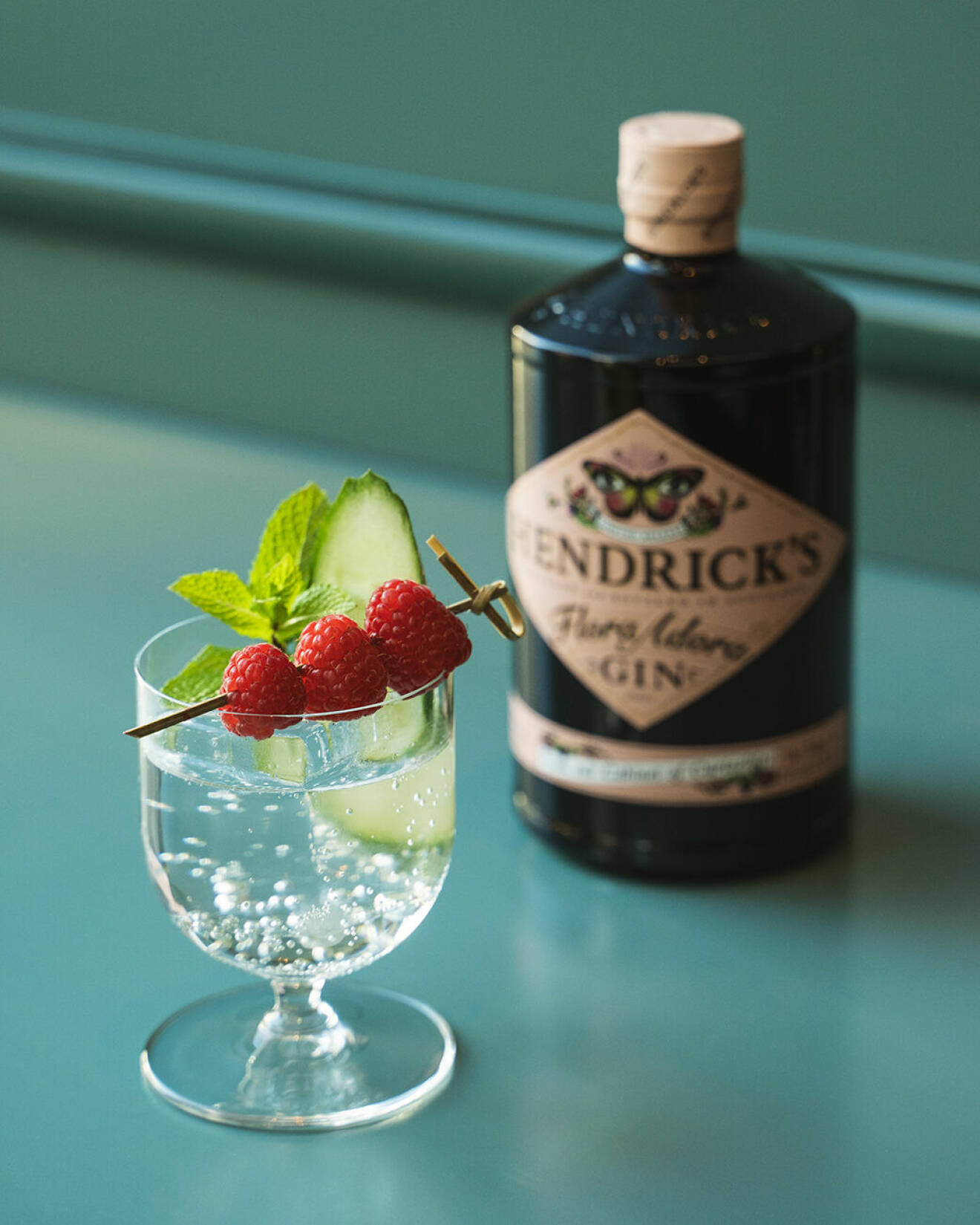 Adora elderflower är en gin och tonic med somrig smak av fläder