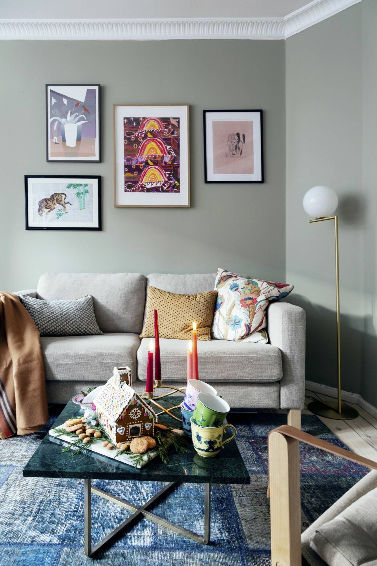 Vardagsrum med konst och beige soffa
