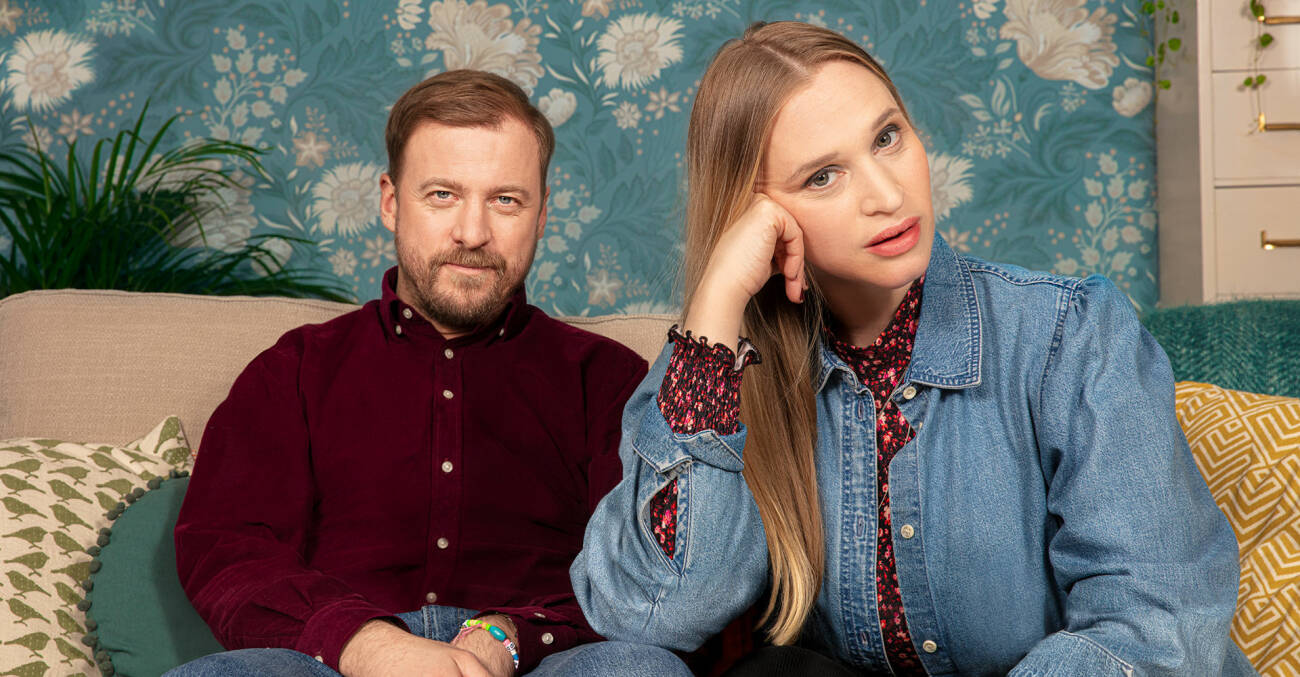 Erik Johansson och Vera Vitali som sina karaktärer Patrik och Lisa i SVT:s Bonusfamiljen.