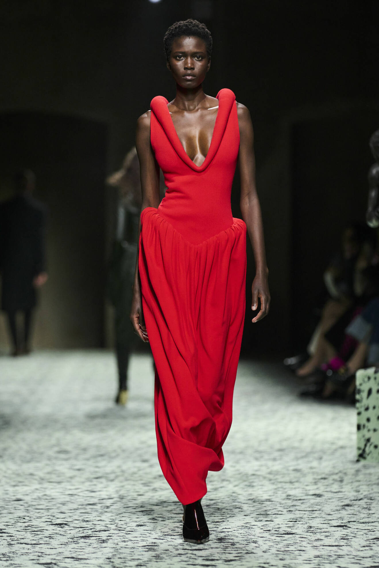Röd look från Bottega Veneta AW23.
