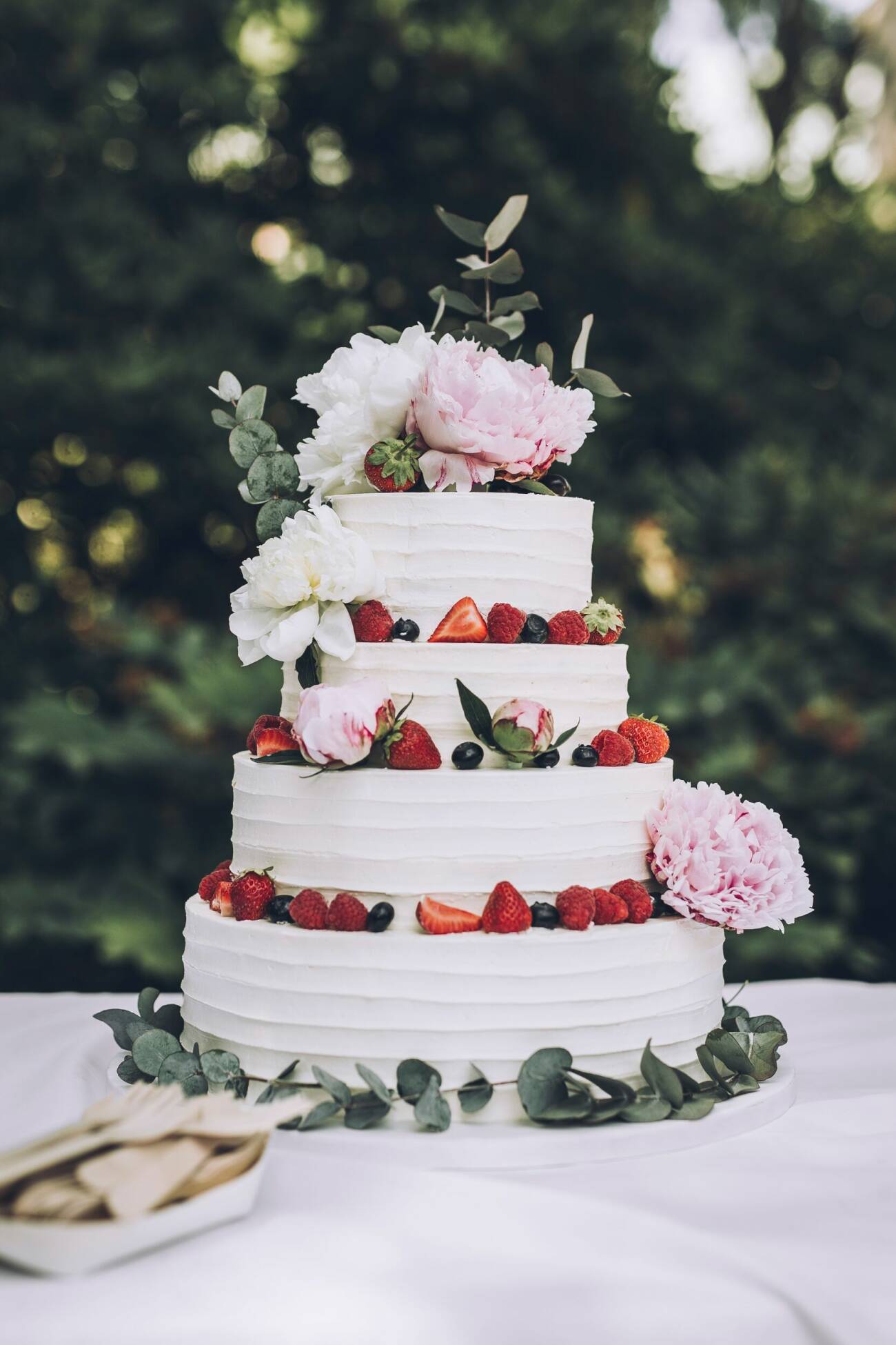 Bröllopstårta i 4 våningar med jordgubbar, blåbär och pioner att göra själv
