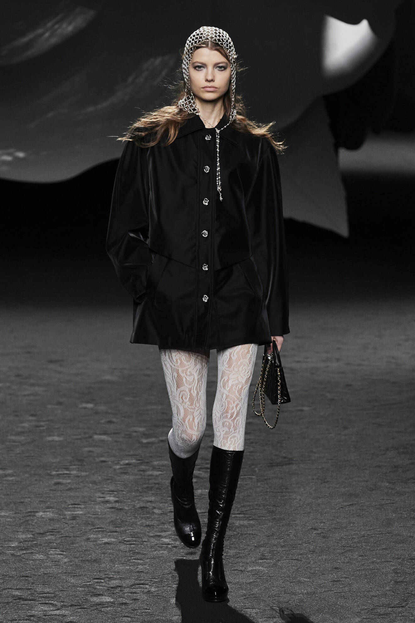 Svartvit look med svart jacka och vita strumpbyxor från Chanel AW23 kollektion.
