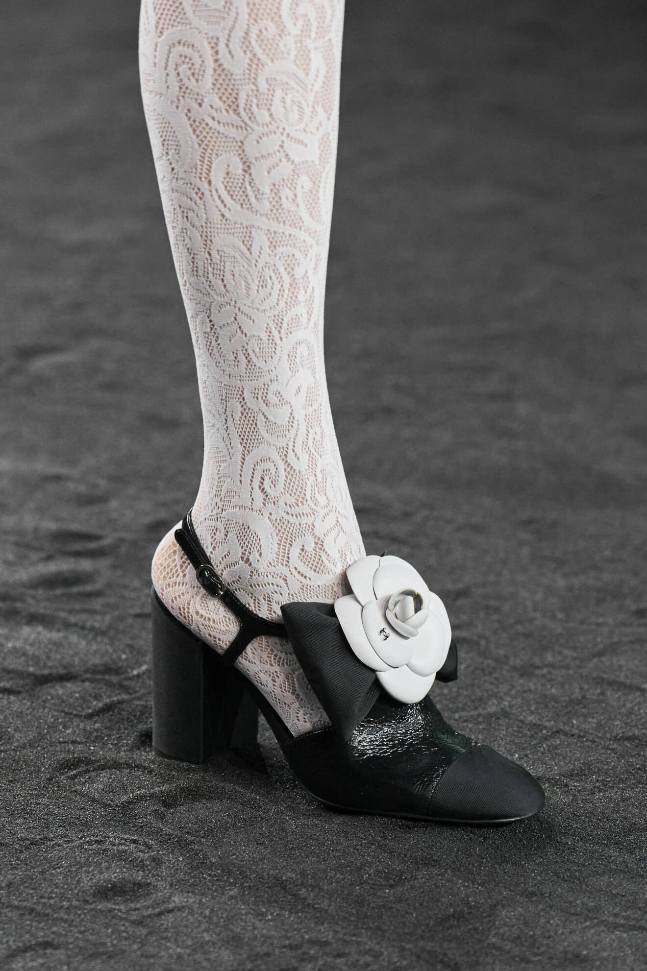 Chanel valde att göra en twist av rosetta trenden genom att applicera deras signatur ros på skon.