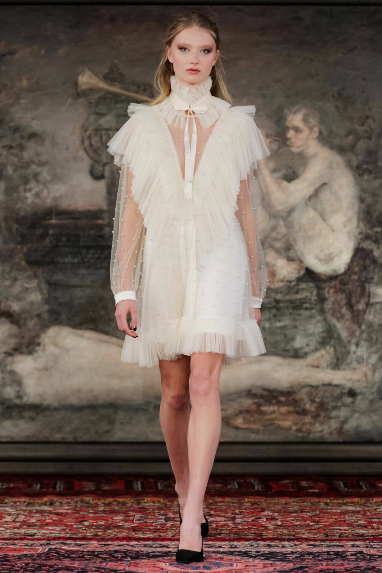 Ida Sjöstedt AW19, vit kort klänning med pärlor.